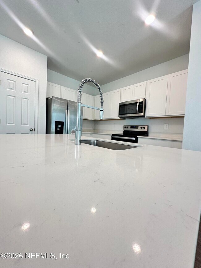 Foto del edificio - 12725 Whelan Ave