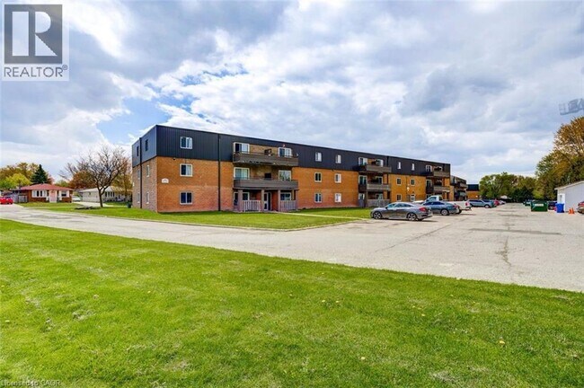 Building Photo - 390 Admiral Dr