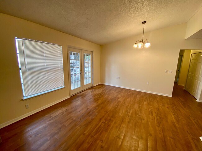Foto del edificio - Cozy Single Story 3 Bedroom 2 Bath off Judson
