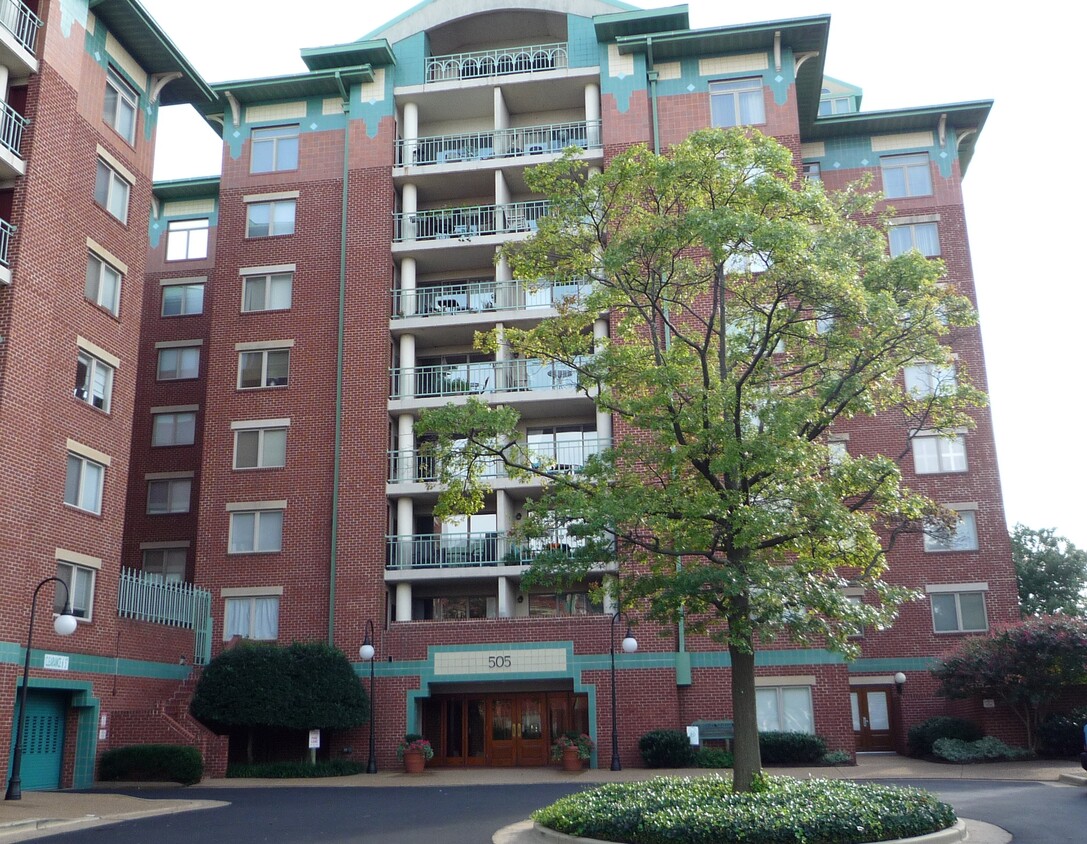 Contemporary Style Mid-Rise Condo - 505 E Braddock Rd