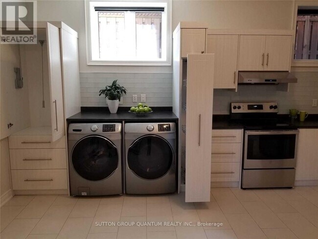 Photo du bâtiment - 1113B Islington Ave