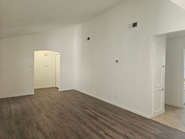 Foto del edificio - 6823 Grass Valley Dr