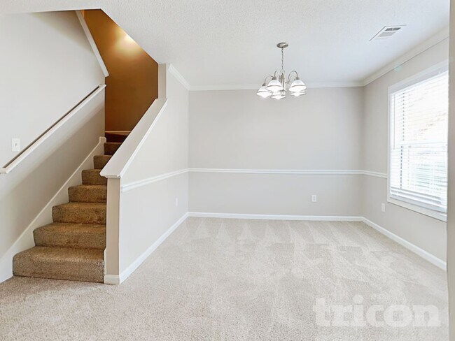 Building Photo - 7052 Ravenwood Ln