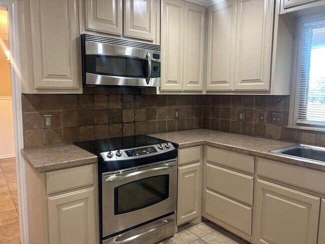 Foto del edificio - 7702 Knoxville Dr