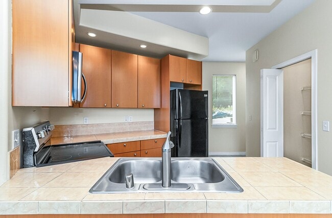 Building Photo - Large deluxe condo, 2 car garage, storage,...