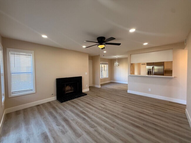 Foto del edificio - Bright 2BR/2BA Condo with Reserved Parking...