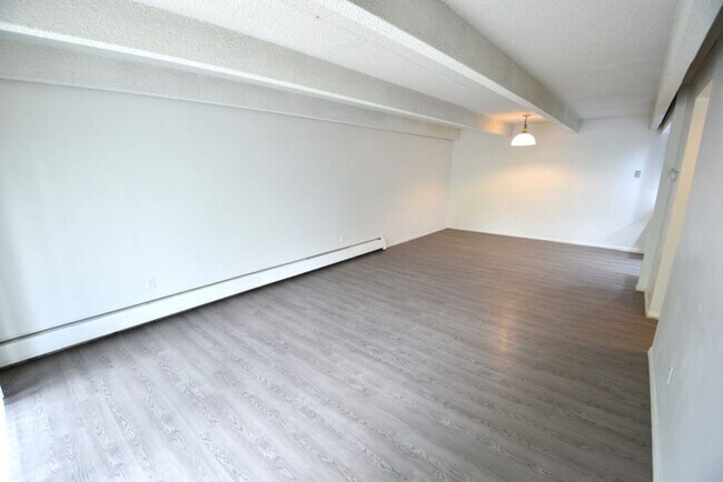 Building Photo - 1 Bedroom Apartment Available Now!