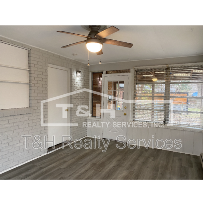 Building Photo - 5626 Rosslyn Ave