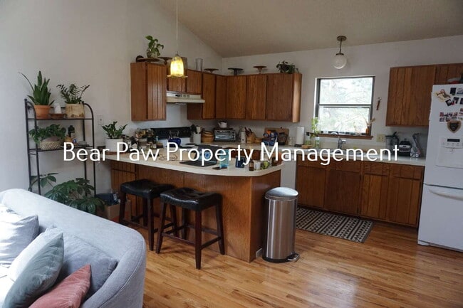 Building Photo - Great Location and Great Neighbors!!