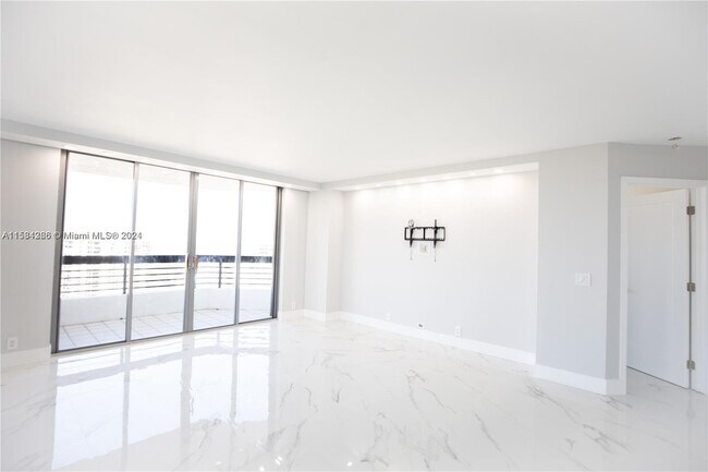 Foto del edificio - 3500 Mystic Pointe Dr