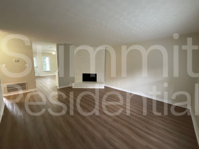 Foto del edificio - 120 Chase Dr