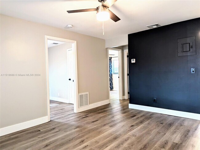 Foto del edificio - 5601 NW 15th St