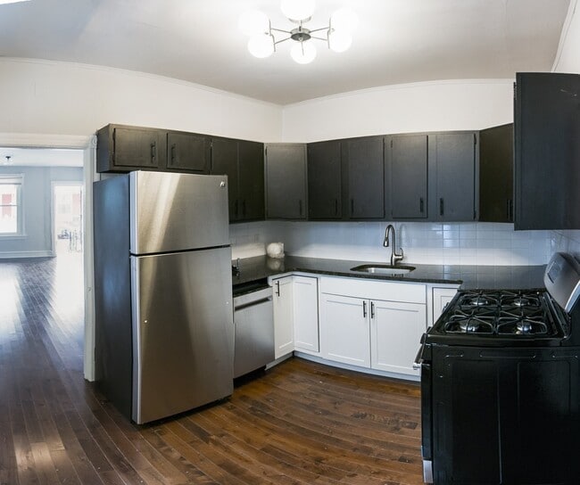 Building Photo - Newly renovated three bedroom house