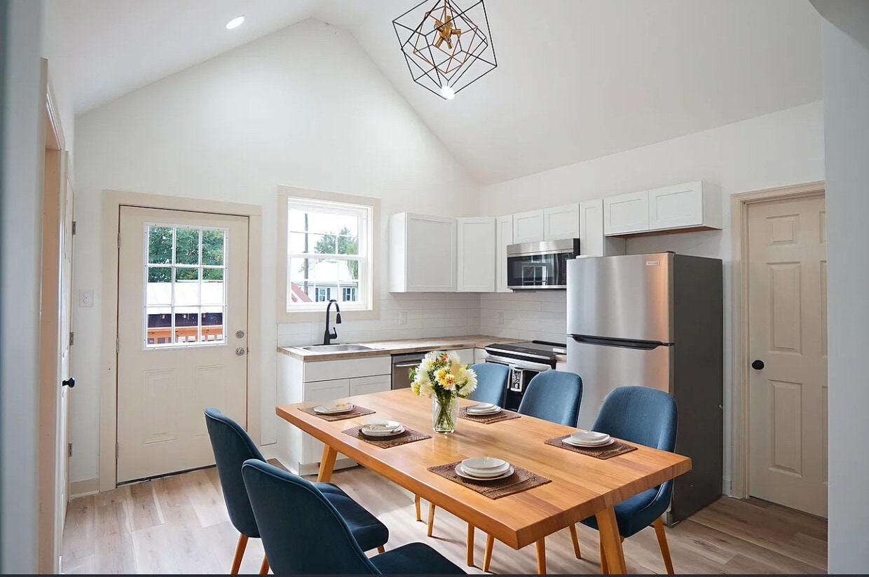 Kitchen with access to outdoor balcony - 1101 Pierce St