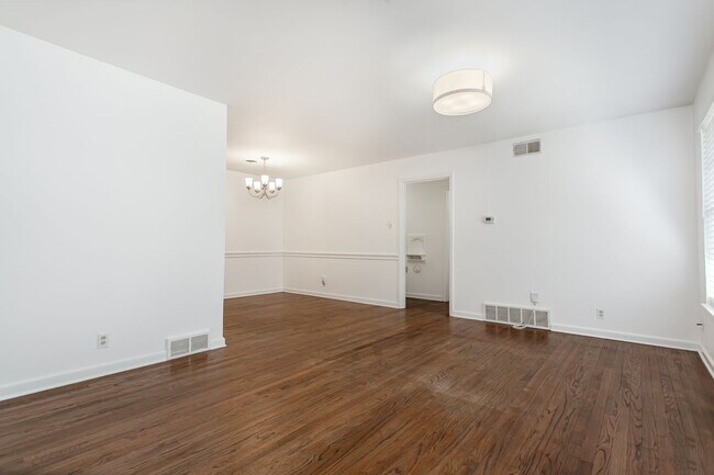 Building Photo - 3/1.5 Updated Mid-Century Home in Casa View