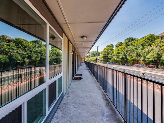 Foto del edificio - Fully appointed Loft with Lake Austin access!