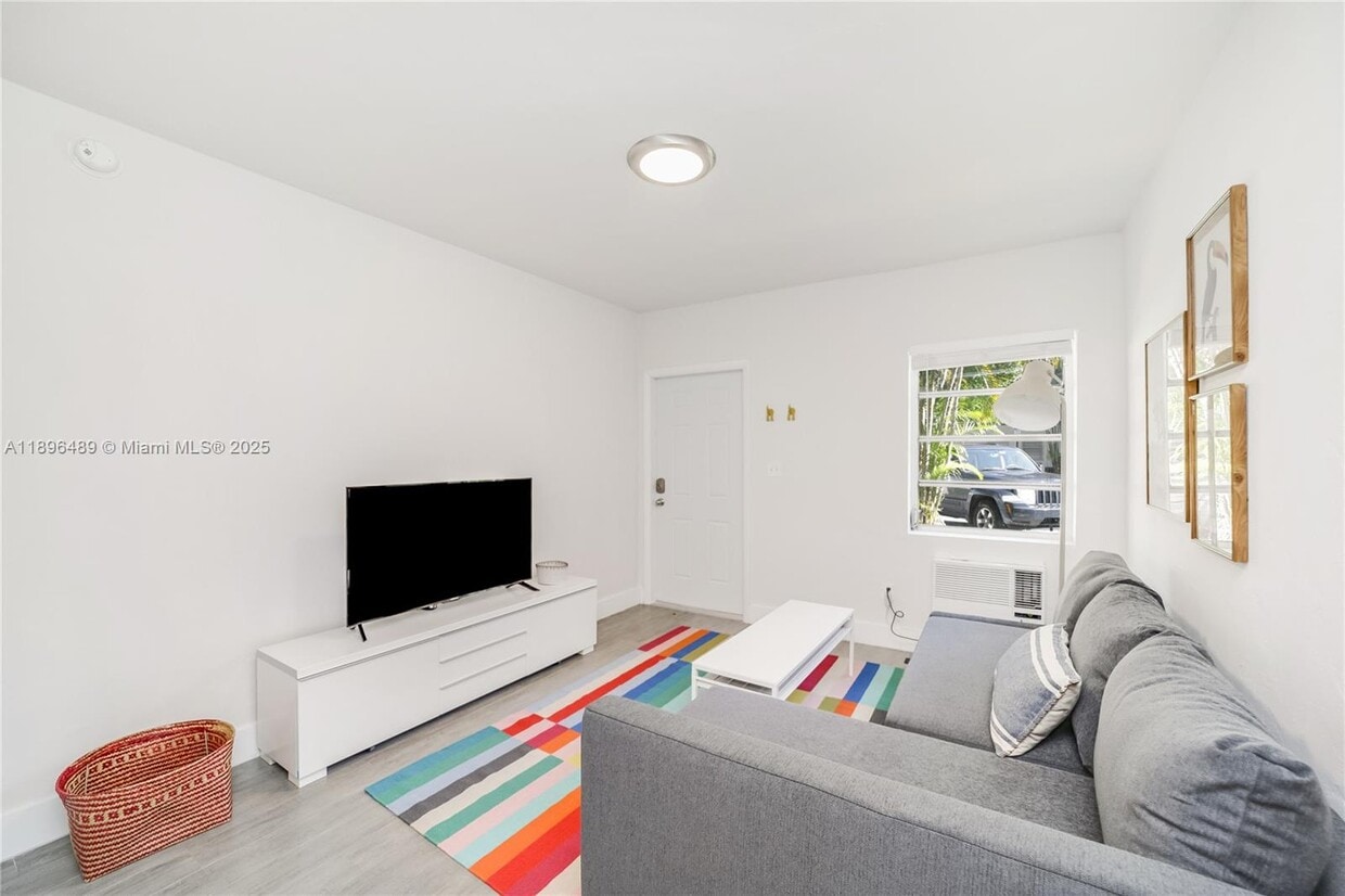 Foto principal - 770 NE 123rd St