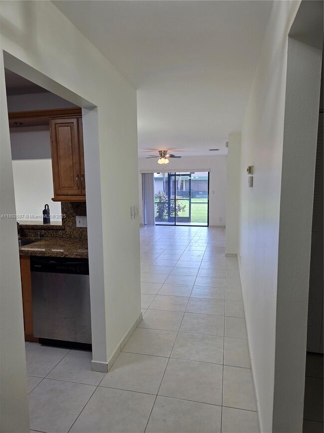 Foto del edificio - 460 Lakeview Dr