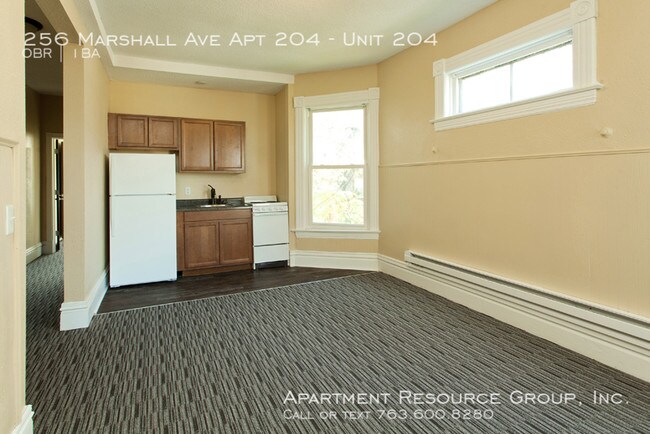 Building Photo - Amazing Cathedral Hill Studio Apartment