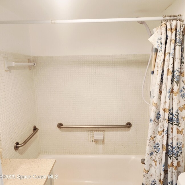 Foto del edificio - 221 Columbia Dr