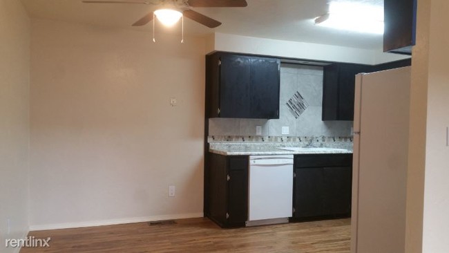 Building Photo - 2 br, 1 bath Apartment - 227 30th Place SE
