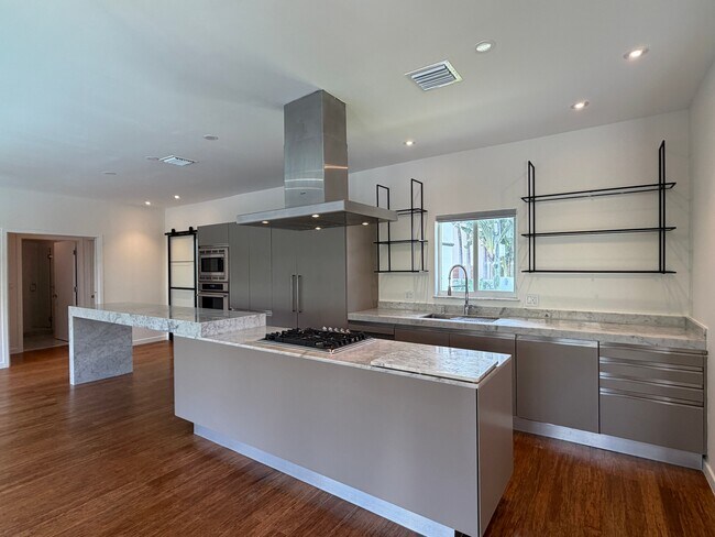 Building Photo - 621 W Dilido Dr