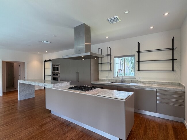 Photo - 621 W Dilido Dr House