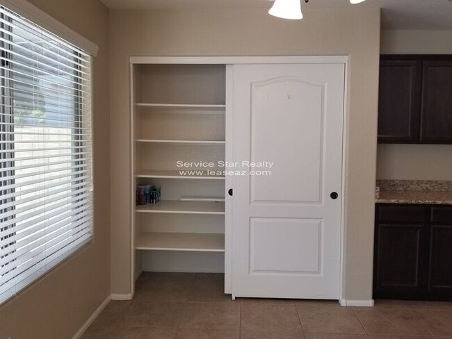 Building Photo - 4195 E Bonanza Rd