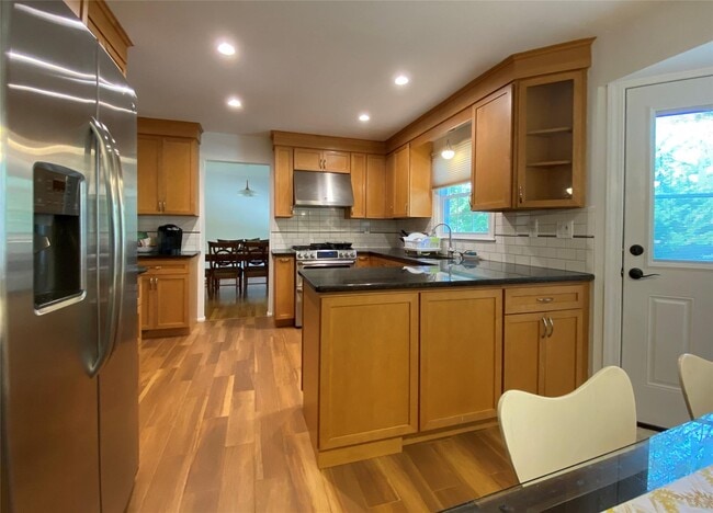 Foto del edificio - 213 Fort Lee Pl