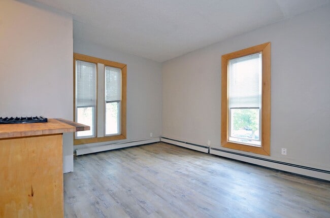 Building Photo - 602 N Mendota St