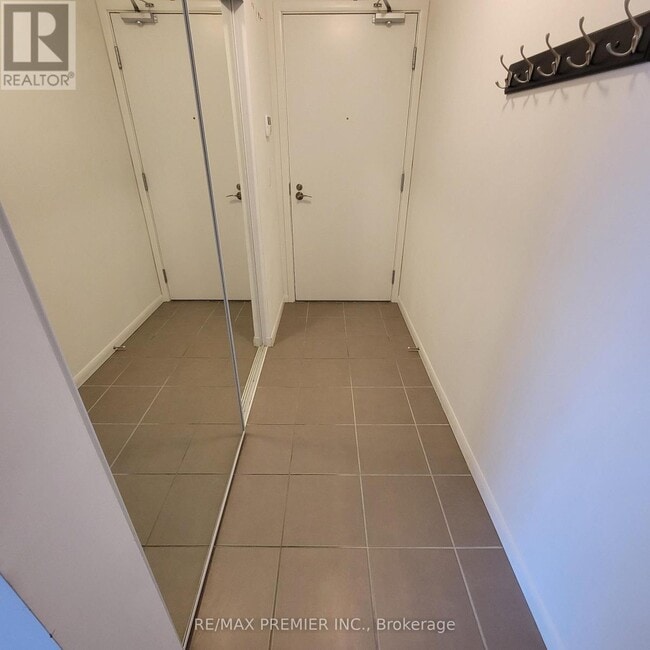 Photo du bâtiment - 830-1830 Lawrence Ave W