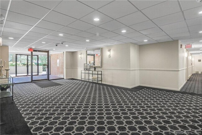Building Photo - 1525 E Putnam Ave