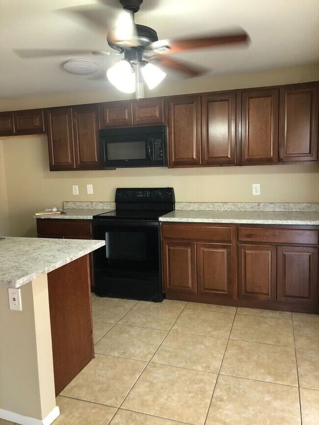 Building Photo - COMING SOON! Spacious 3 Bed 1 Bath Home in...