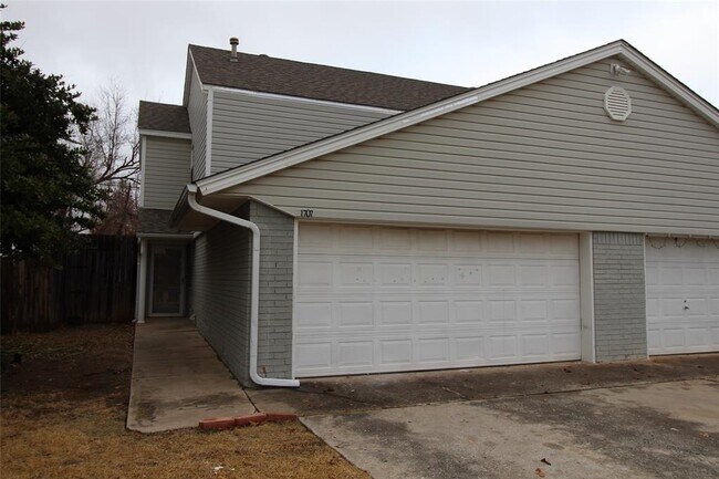 Building Photo - 1707 Jennifer Cir