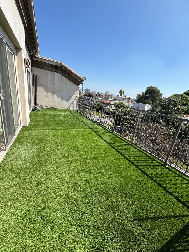 Holt Townhomes Apartments in Los Angeles, CA