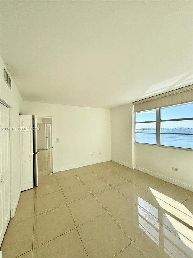 Building Photo - 801 Brickell Bay Dr