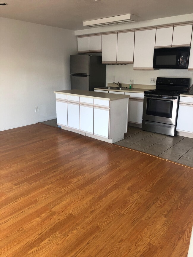 kitchen - 319 W Hawthorn St