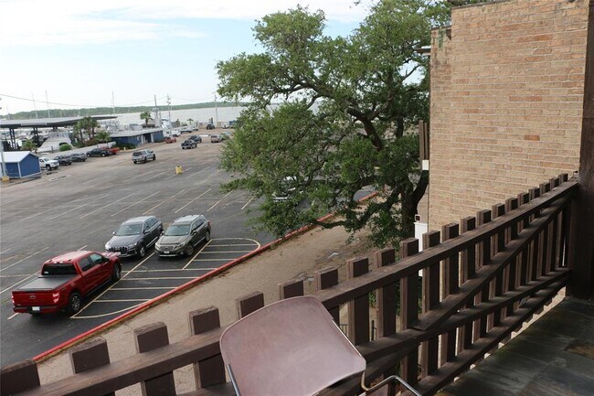 Foto del edificio - 702 N Holiday Dr