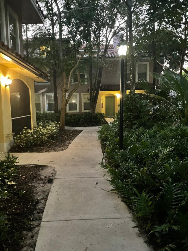 Foto del edificio - 6474 W Sample Rd