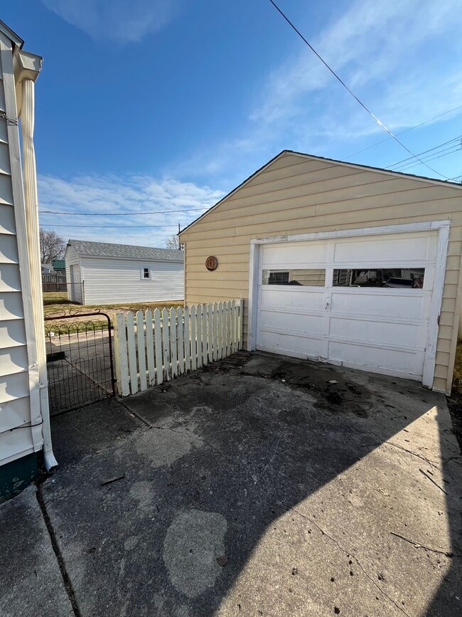 Building Photo - 2 bedroom, 1 bathroom House!