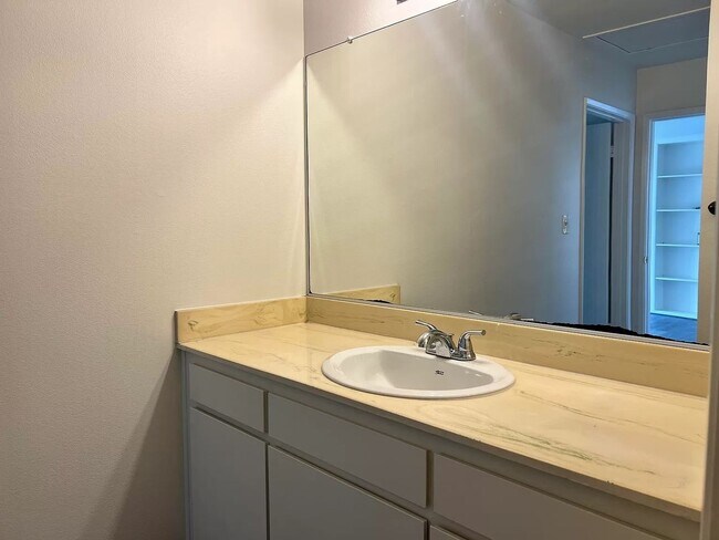 Building Photo - 1 Bedroom Townhome in Goleta