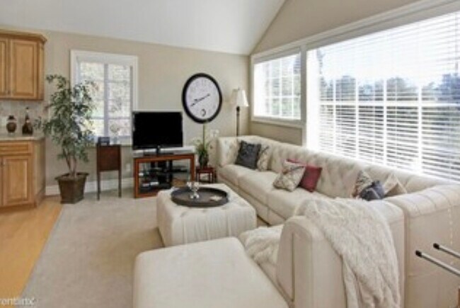 Living - 1331 Journeys End Dr
