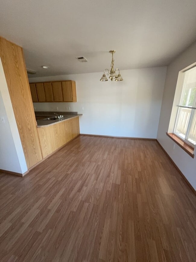 Building Photo - 2 Bed 1 Bath Upstairs Unit in Well-Maintained Complex