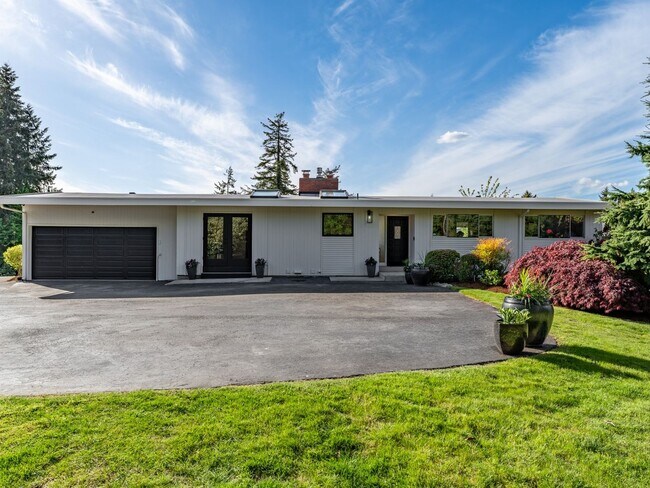 Building Photo - 6 Bedroom Single Family Home in Desirable ...
