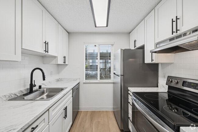 2BR, 1BA - 776SF - Kitchen - ReNew Dash Point