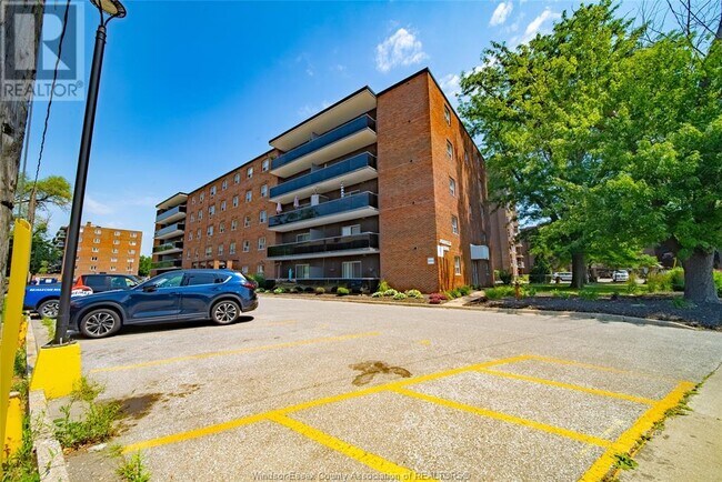 Photo du bâtiment - 3900 Wyandotte St E