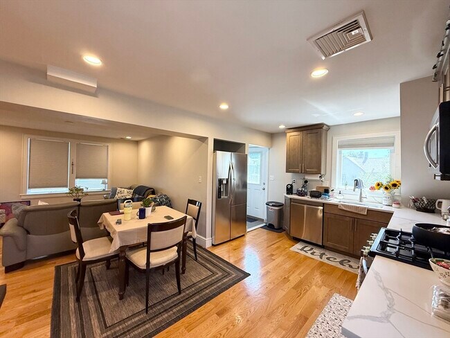 Foto del edificio - 821 Winthrop Ave