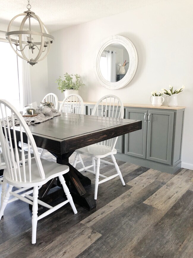 Dining area - 236 Union Ave
