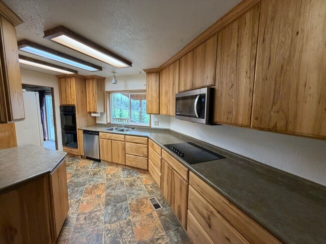 Building Photo - 3 Bedroom with a View!