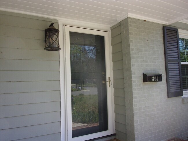 Building Photo - 304 Oak Dr